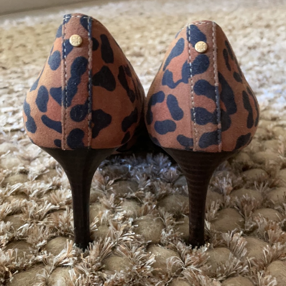 BCBG leopard pump - Picture 2 of 4